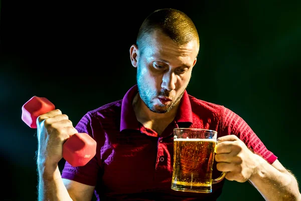 Uomo Soffre Del Problema Scegliere Tra Bere Birra Fare Sport — Foto Stock