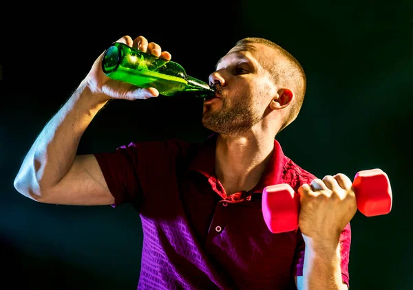 Uomo Soffre Del Problema Scegliere Tra Bere Birra Fare Sport — Foto Stock