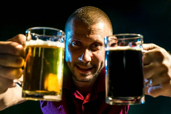 Zufriedener Mann Mit Hellem Und Dunklem Bier Bechern Auf Dunkelgrünem — Stockfoto