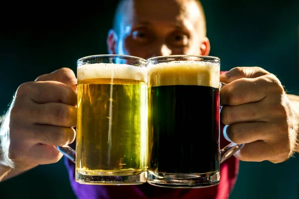 Zufriedener Mann Mit Hellem Und Dunklem Bier Bechern Auf Dunkelgrünem — Stockfoto