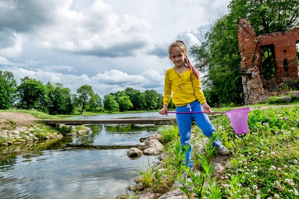 Ein Mädchen Mit Netz Ufer Eines Flusses Einem Sonnigen Sommertag — Stockfoto