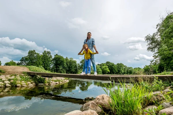 Madre Hija Paran Puente Sobre Río Toman Mano Día Soleado — Foto de Stock