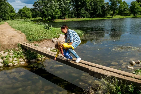 Mutter Und Tochter Stehen Einem Sonnigen Sommertag Auf Der Brücke — Stockfoto