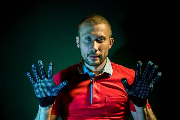 Hombre Muestra Sus Manos Con Guantes Construcción Protectores Sobre Fondo —  Fotos de Stock