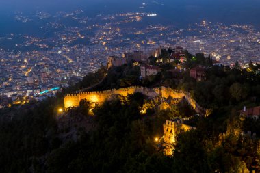 Alania.hindi. 2, 2020. Türkiye 'nin Alanya kentindeki dağdaki antik kalenin yüksekliğinden akşam aydınlatması