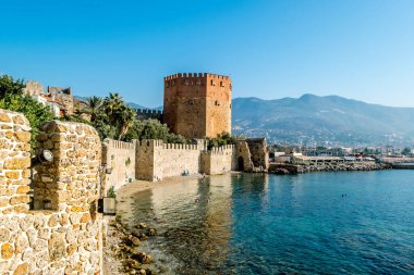 Alania.hindi. 2, 2020. Antik kalenin ve Türkiye 'nin Alanya kentindeki Kyzyl Kule' nin duvarlarının gündoğumunda görüntüsü