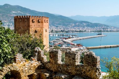 Alania.hindi. 2, 2020. Antik kalenin ve Türkiye 'nin Alanya kentindeki Kyzyl Kule' nin duvarlarının gündoğumunda görüntüsü