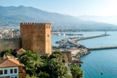 Alania.hindi. 2, 2020. Antik kalenin ve Türkiye 'nin Alanya kentindeki Kyzyl Kule' nin duvarlarının gündoğumunda görüntüsü