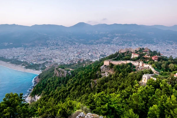 Alania.hindi. 2, 2020. Türkiye 'deki Alanya dağındaki antik kalenin yüksekliğinden görünüm