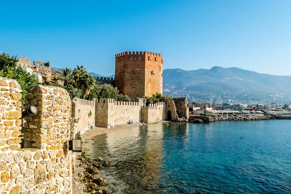 Alania.hindi. 2, 2020. Antik kalenin ve Türkiye 'nin Alanya kentindeki Kyzyl Kule' nin duvarlarının gündoğumunda görüntüsü