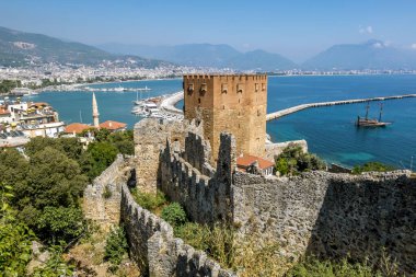Alania.hindi. 3, 2020. Antik kalenin duvarları ve Alanya, Türkiye 'deki Kyzyl Kule' nin gündoğumunda görüntüsü