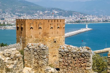 Alania.hindi. 3, 2020. Antik kalenin duvarları ve Alanya, Türkiye 'deki Kyzyl Kule' nin gündoğumunda görüntüsü