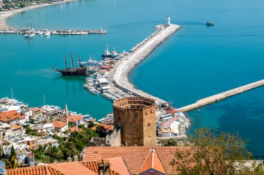 Alania.hindi. 4, 2020. Antik kalenin duvarları ve Türkiye 'nin Alanya kentindeki Kyzyl Kule' nin manzarası