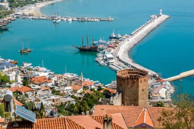 Alania.hindi. 4, 2020. Antik kalenin duvarları ve Türkiye 'nin Alanya kentindeki Kyzyl Kule' nin manzarası