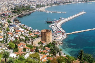 Alania.hindi. 4, 2020. Antik kalenin duvarları ve Türkiye 'nin Alanya kentindeki Kyzyl Kule' nin manzarası
