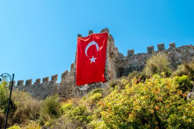 Alania.hindi. 4, 2020. Türkiye 'de Alanya' da antik bir kalenin kulesinde dev bir Türk bayrağı