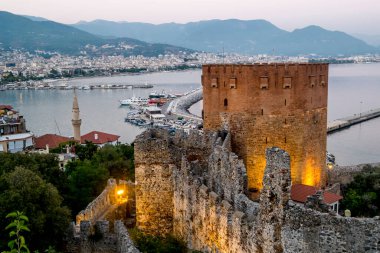 Alania.hindi. 4, 2020. Antik kalenin duvarları ve Türkiye 'nin Alanya kentindeki Kyzyl Kule' nin günbatımında görüntüsü