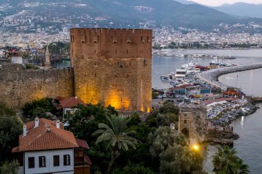 Alania.hindi. 4, 2020. Antik kalenin duvarları ve Türkiye 'nin Alanya kentindeki Kyzyl Kule' nin günbatımında görüntüsü