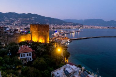 Alania.hindi. 4, 2020. Antik kalenin duvarları ve Türkiye 'nin Alanya kentindeki Kyzyl Kule' nin günbatımında görüntüsü