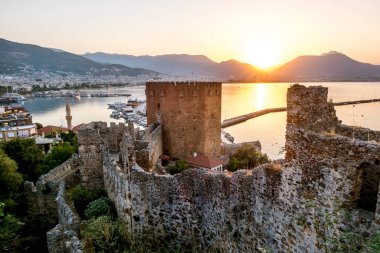 Alania.hindi. 4, 2020. Antik kalenin duvarları ve Alanya, Türkiye 'deki Kyzyl Kule' nin gündoğumunda görüntüsü