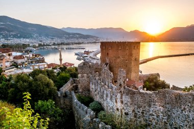 Alania.hindi. 4, 2020. Antik kalenin duvarları ve Alanya, Türkiye 'deki Kyzyl Kule' nin gündoğumunda görüntüsü