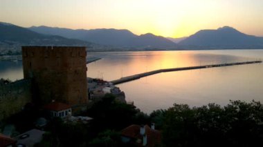 Alania.hindi. 4, 2020. Antik kalenin duvarları ve Türkiye 'nin Alanya kentindeki Kyzyl Kule' nin günbatımında görüntüsü
