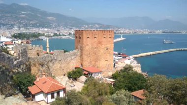 Alania.hindi. 3, 2020. Antik kalenin duvarları ve Alanya, Türkiye 'deki Kyzyl Kule' nin gündoğumunda görüntüsü