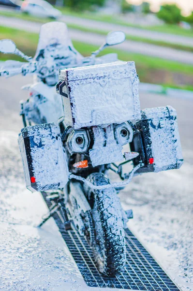 Motocicleta Lavado de coches Motocicleta Limpieza de bicicletas grandes con inyección de espuma — Foto de Stock