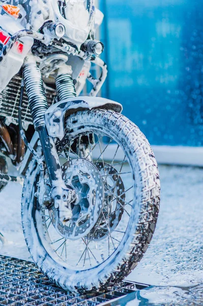 Motocyklové mytí motocykl velké kolo čištění pomocí pěnové injekce — Stock fotografie