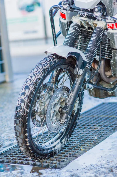 Motorrad Autowäsche Motorrad Big Bike Reinigung mit Schaumstoffspritze — Stockfoto