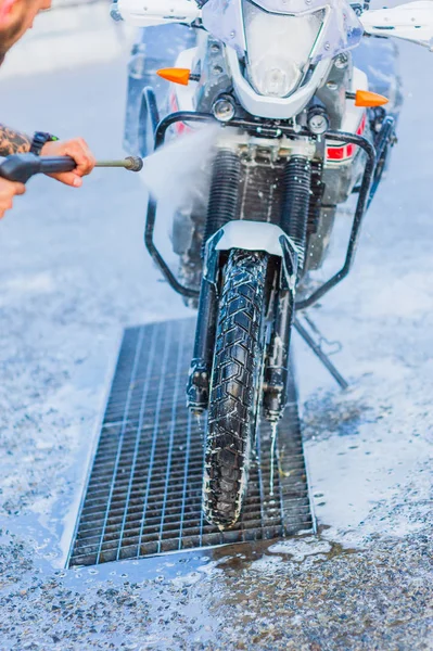 Motocykl Myjnia samochodowa motocykl Big Bike do czyszczenia z wtryskiem pianki — Zdjęcie stockowe