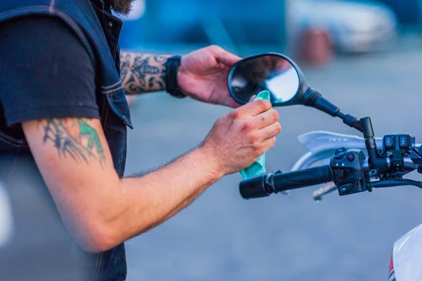 Motocicleta Lavado de coches Motocicleta Limpieza de bicicletas grandes con inyección de espuma —  Fotos de Stock