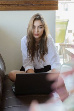 Kafede dizüstü bilgisayar kullanan güzel esmer kadınlar