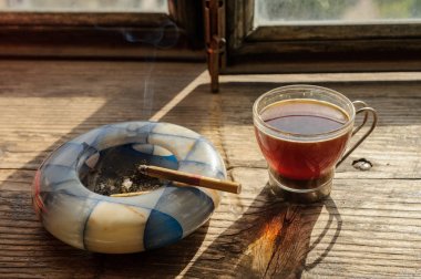 Kahve veya çay Bardağı ve kül tablası sigara, kahve içme kupa için