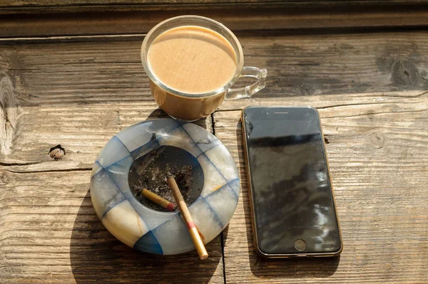 Kahve veya çay Bardağı ve kül tablası sigara, kahve içme kupa için