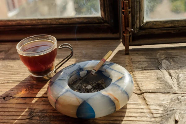 Кофе или чай Чашка и пепельница для сигарет, кофе пить кружку — стоковое фото