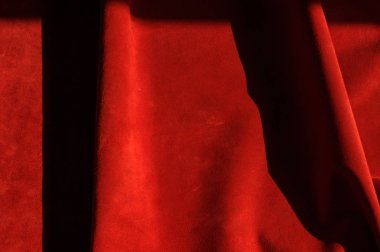 Süet kumaş Koyu kırmızı mat arka plan, closeup. Dikişsiz şarap deri Kadife doku.