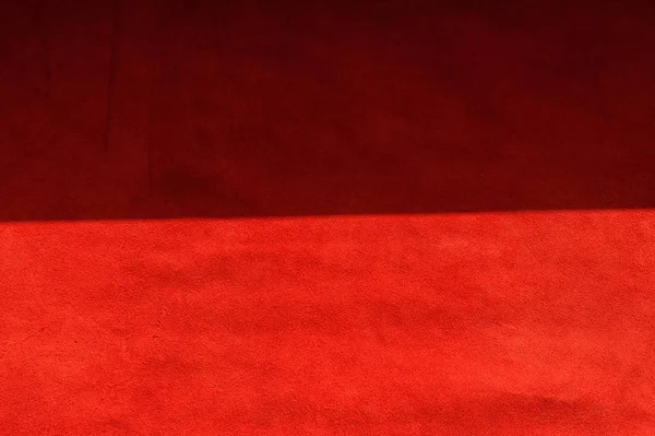 Темно-червоний матовий фон замшевої тканини, крупним планом. Оксамитова текстура безшовної шкіри вина . — стокове фото