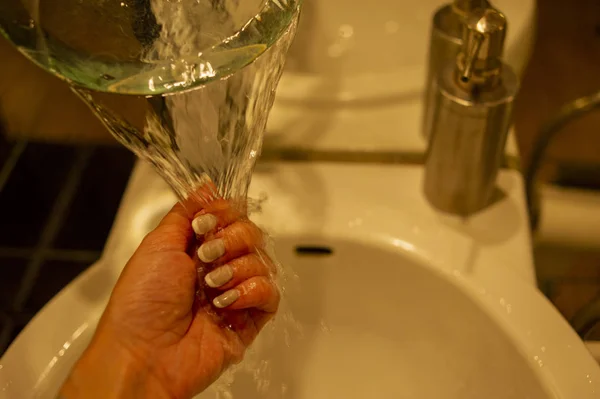 Lavagem das mãos.As mãos de uma jovem senhora em um sabão. Uma rapariga com um verniz de unhas está a lavar as mãos — Fotografia de Stock