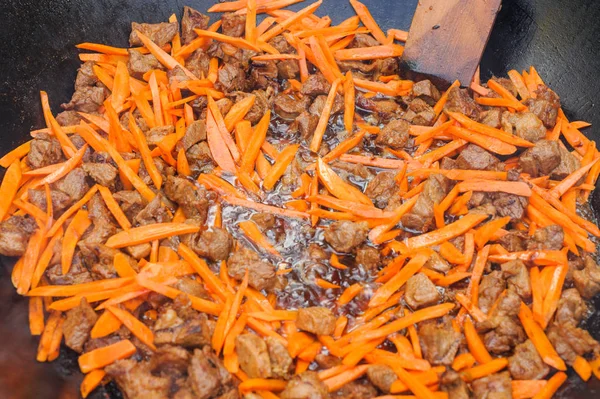 Carne de vită tocană cu morcov. Carne gulaș tradițional, vedere de sus — Fotografie, imagine de stoc
