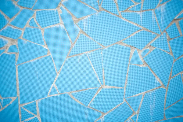 Pierre de roche carrelage décor symétrique peint bleu avec des fissures texture de fond de mur — Photo