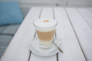 Masada bir bardak bir latte ile güneş terası kafe.