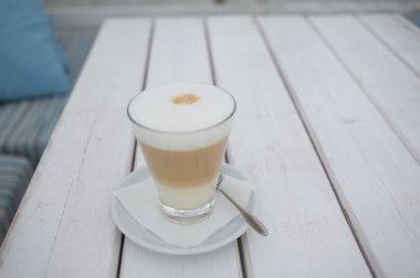 Masada bir bardak bir latte ile güneş terası kafe.