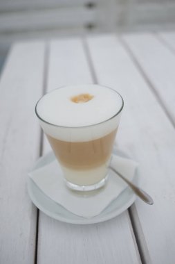 Masada bir bardak bir latte ile güneş terası kafe.