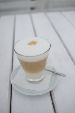 Masada bir bardak bir latte ile güneş terası kafe.