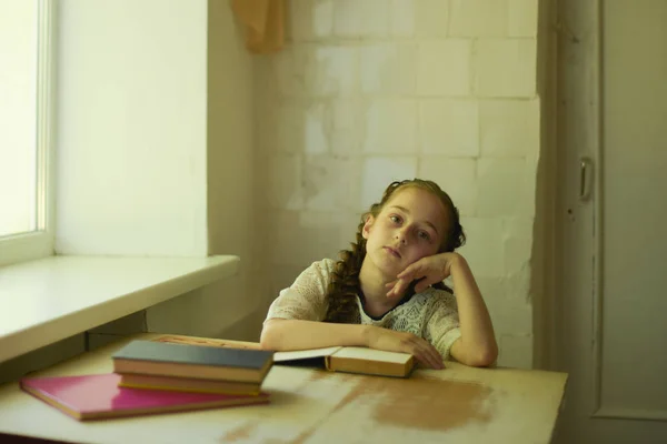 Alumno en uniforme escolar con trenzas. Volver al concepto de escuela y educación — Foto de Stock