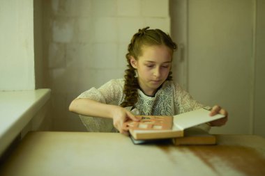 Örgülü okul üniformalı öğrenci. Okula ve eğitim kavramına geri dön