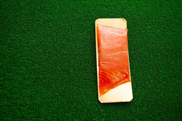 .nasolené lososy na zelené trávě. lososa obecného v balení. — Stock fotografie