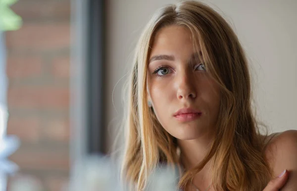 Mignon portrait de femme. Fille blonde avec de longs cheveux bouclés et maquillage — Photo