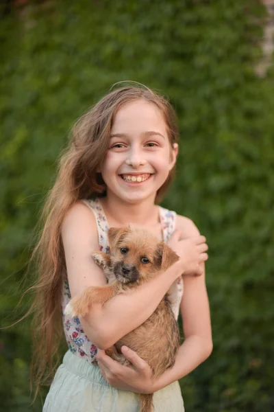 O fetiță blondă cu câinele ei de companie în parc . — Fotografie, imagine de stoc